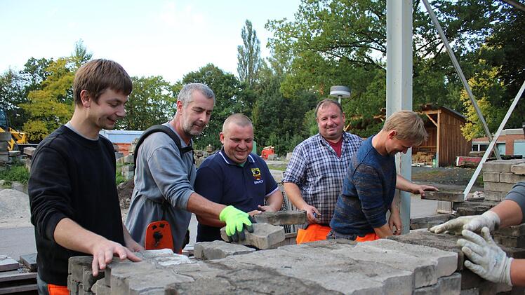 Mittendrin dabei: Der Ukrainer Leonid Hurko (Mitte) ist ein kompetenter Kollege und hat seinen Platz im Team des Eberner Bauhofs gefunden. Mit Stolz trägt er sein blaues Polo-Shirt, auf dem steht: "Bauhof Stadt Ebern". Johanna Eckert