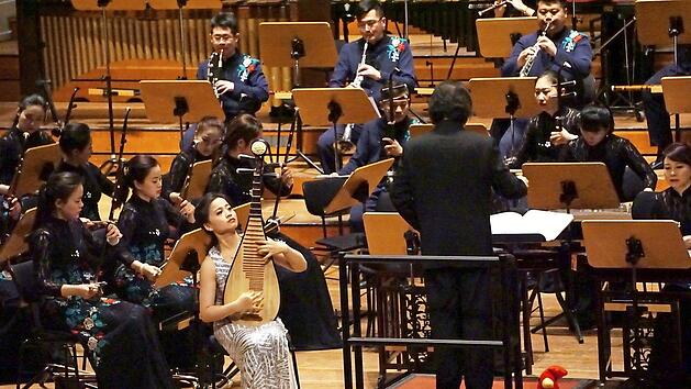 Besondere Instrumente, wie hier die gezupfte Pipa, erzeugen eine Vielfalt an au&szlig;ergew&ouml;hnlichen Kl&auml;ngen.  Fotos: PR