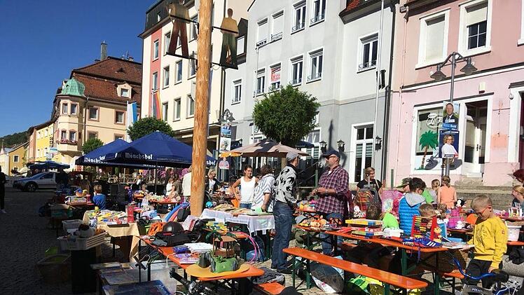 Etliche Besucher kamen am vergangenen Samstag zum Kinderflohmarkt der Werbegemeinschaft Bad Brückenau. Foto: Monika Wiesner