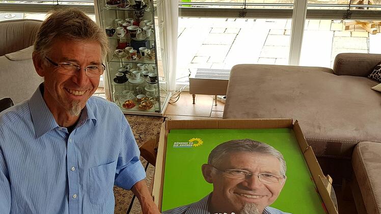 Wahlkämpfer Emmerich Huber im Wohnzimmer seines Hauses im Forchheimer Ortsteil Burk. Foto: Ekkehard Roepert