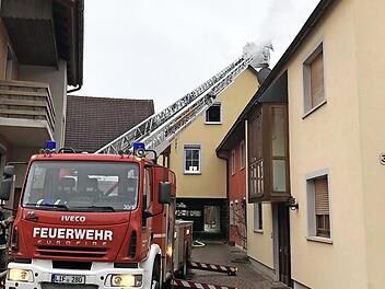 Für das Ebensfelder Drehleiterfahrzeug war der Wohnhausbrand in Kleukheim der erste scharfe Einsatz. Foto: News5/Merzbach