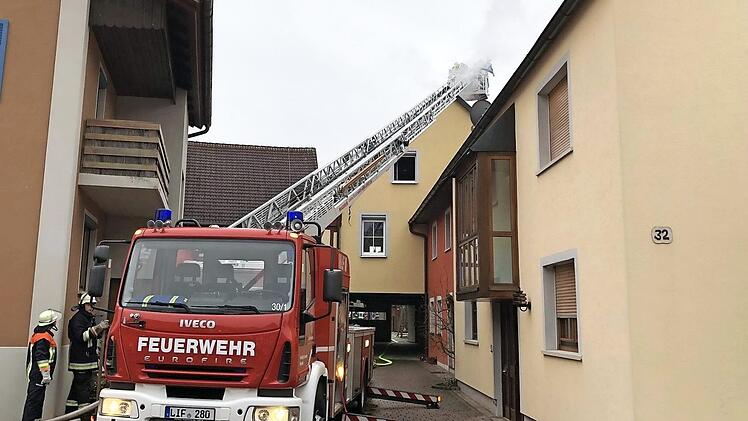 Für das Ebensfelder Drehleiterfahrzeug war der Wohnhausbrand in Kleukheim der erste scharfe Einsatz. Foto: News5/Merzbach