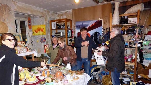 Die Einnahmen aus dem Flohmarkt werden jetzt f&uuml;r den Eigenateil verwendet, den der Verein f&uuml;r die Sanierung der Scheune am Heimatspielhaus aufbringen muss. Das Foto zeigt von links: Susanne St&auml;blein, Rita Jonas, Heike Hofman-Geyer und Bernd Eckert. Roman Jonas