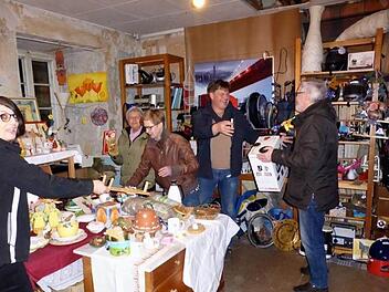 Die Einnahmen aus dem Flohmarkt werden jetzt für den Eigenateil verwendet, den der Verein für die Sanierung der Scheune am Heimatspielhaus aufbringen muss. Das Foto zeigt von links: Susanne Stäblein, Rita Jonas, Heike Hofman-Geyer und Bernd Eckert. Roman Jonas