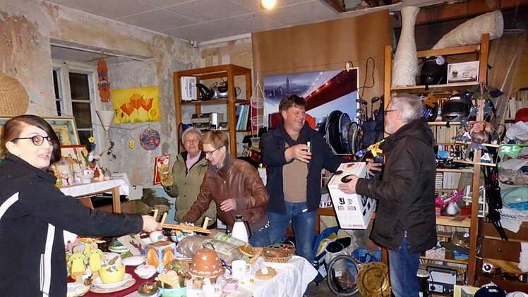 Die Einnahmen aus dem Flohmarkt werden jetzt für den Eigenateil verwendet, den der Verein für die Sanierung der Scheune am Heimatspielhaus aufbringen muss. Das Foto zeigt von links: Susanne Stäblein, Rita Jonas, Heike Hofman-Geyer und Bernd Eckert. Roman Jonas