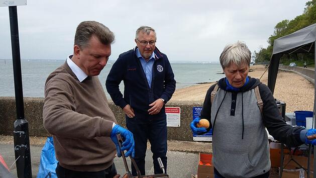 "Bratwurst at the Beach" - mit Michael Selzer, J&uuml;rgen Heeb und Maria Krumm.Foto: Simone Bastian