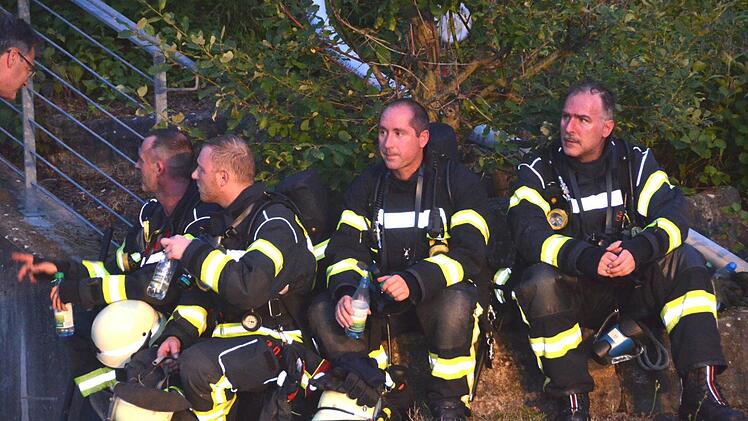 Insgesamt vier Atemschutztrupps gelang es, den Brand im Untergeschoss rasch zu löschen.Peter Rauch