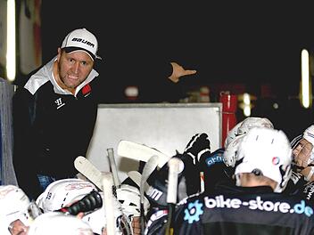 Die Mimik verrät es: Trainer Volker Hartmann war trotz Kantersieg mit der Leistung der Haßfurter Hawks im Spiel gegen Vilshofen nicht immer einverstanden. In Freising sowie gegen Trostberg hofft er auf eine Steigerung sowie möglichst viele Punkte.  Foto: Ralf Naumann