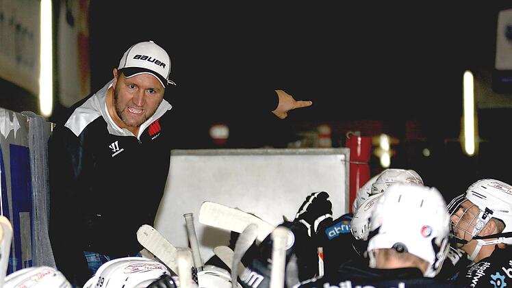 Die Mimik verrät es: Trainer Volker Hartmann war trotz Kantersieg mit der Leistung der Haßfurter Hawks im Spiel gegen Vilshofen nicht immer einverstanden. In Freising sowie gegen Trostberg hofft er auf eine Steigerung sowie möglichst viele Punkte.  Foto: Ralf Naumann