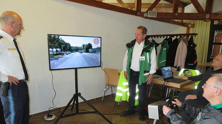 Reaktion + Bremsweg = Anhalteweg: links Hauptkommisar Gerald Storath, Leiter der Polizeistation Bad Staffelstein, rechts Walter Mackert, Verkehrswacht, sitzend am Fahrsimulator: Ottmar Kerner