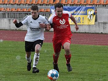 Schulter an Schulter im Graupelschauer: Jakob Fischer (rechts) von der SG Reiterswiesen im Laufduell mit dem Bad Brückenauer Defensivmann Johannes Meixner. Foto: Hopf