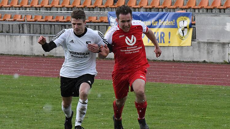 Schulter an Schulter im Graupelschauer: Jakob Fischer (rechts) von der SG Reiterswiesen im Laufduell mit dem Bad Br&uuml;ckenauer Defensivmann Johannes Meixner. Foto: Hopf