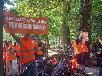 USK-Einsatz in Nürnberger Biergarten: Letzte Generation stört Markus Söder im Wahlkampf USK-Einsatz in Nürnberger Biergarten: Letzte Generation stört Markus Söder im Wahlkampf