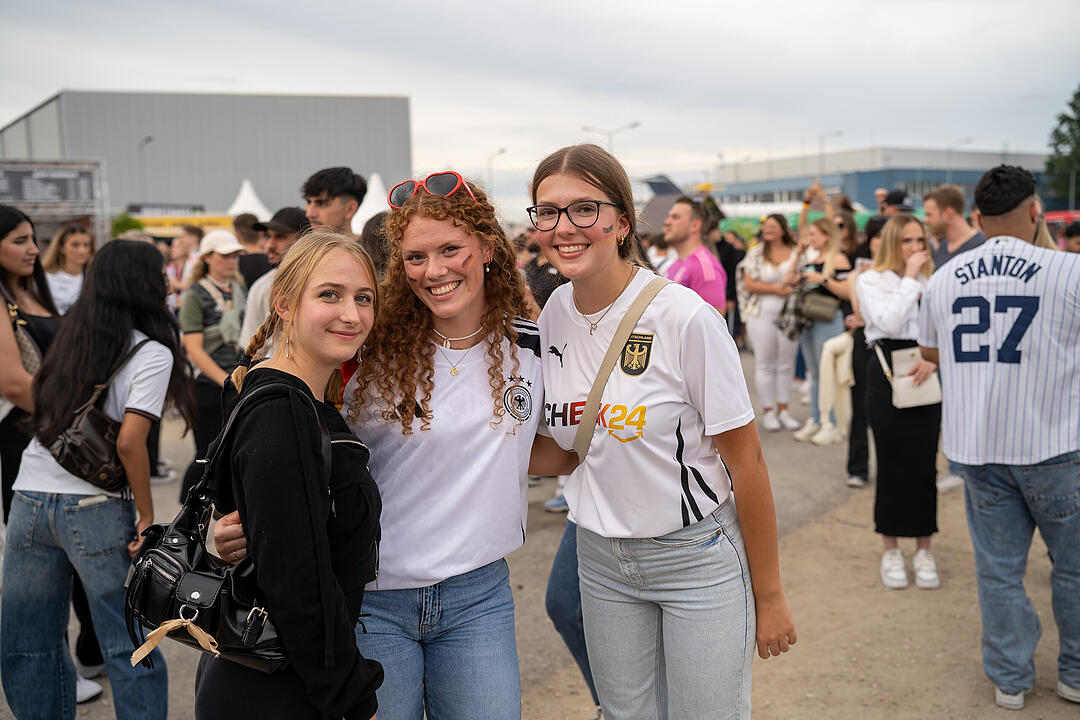 Fans schauen das EM-Viertelfinale zwischen Duetschland und Spanien in Nürnberg