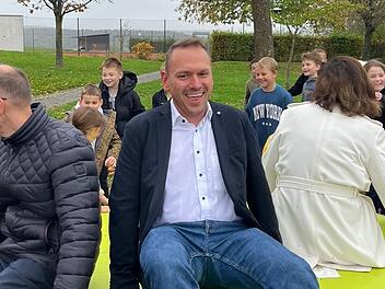 Dorothee Bär (r.), Pfarrer Blaise Okpanachi (von links), Elternbeiratsvorsitzender Andreas Schneider und Bürgermeister Mario Götz ließen es sich nicht nehmen, die neuen Spielgeräte auch selbst zu testen und waren sichtlich begeistert.