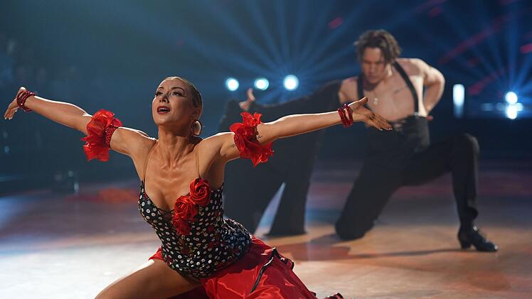 Als Lieblingstanz w&auml;hlt Anna-Carina Woitschack den Paso Doble mit Evgeny Vinokurov - und spiegelt seine Energie zu hundert Prozent.