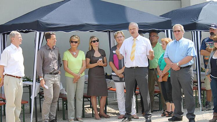 Bürgermeister Brehm (2.v.r) freute sich über das Lob von Firmenchef Meinhart (links). Foto: Martin Kreklau