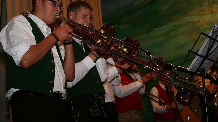 Sowohl die Stangenrother, als auch die Steinacher Musikanten begeisterten das Publikum.  Fotos: Gabi Sell