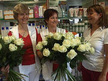 Auf treue Mitarbeiterinnen kann sich Elke Ludwig (rechts) in der St.-Burkard-Apotheke in Oerlenbach stützen. Sie würdigte die Dienste von Elfi Kaiser (Mitte) für 35- und Karin Wiener (links) für 30-jährige Zugehörigkeit.  Foto: Stefan Geiger