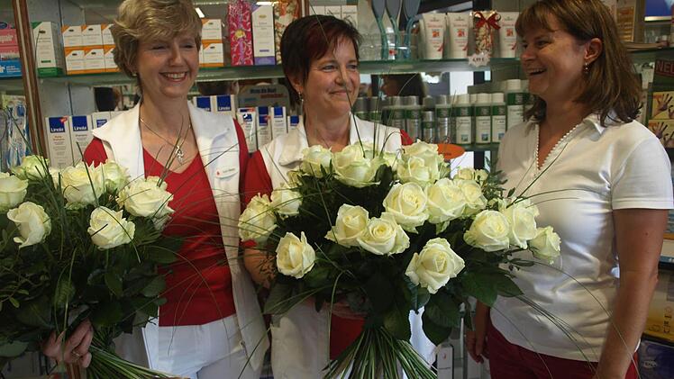 Auf treue Mitarbeiterinnen kann sich Elke Ludwig (rechts) in der St.-Burkard-Apotheke in Oerlenbach stützen. Sie würdigte die Dienste von Elfi Kaiser (Mitte) für 35- und Karin Wiener (links) für 30-jährige Zugehörigkeit.  Foto: Stefan Geiger