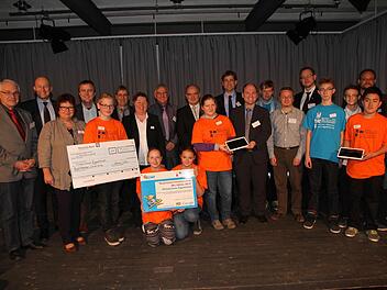 Preisverleihung durch Thomas Fieber vom Sponsorpool Bayern Stiftung "Jugend forscht" mit Schülern, Lehrern, Rektor Andraes Kehl, Bürgermeister Claus Schwarzmann, Landrat Hermann Ulm, MdL Michael Hofmann, Ministerialrat Helmut Krück, Ministerialrat Dieter Götzl, den Leiter des Bereichs Schulen der Regierung von Oberfranken Klemens Brosig und Schulamtsdirektor Wolfgang Blos.  Foto: Mathias Erlwein