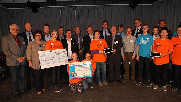 Preisverleihung durch Thomas Fieber vom Sponsorpool Bayern Stiftung "Jugend forscht" mit Schülern, Lehrern, Rektor Andraes Kehl, Bürgermeister Claus Schwarzmann, Landrat Hermann Ulm, MdL Michael Hofmann, Ministerialrat Helmut Krück, Ministerialrat Dieter Götzl, den Leiter des Bereichs Schulen der Regierung von Oberfranken Klemens Brosig und Schulamtsdirektor Wolfgang Blos.  Foto: Mathias Erlwein