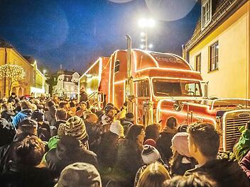 Der glühend rote Lastwagen des berühmten Getränkeherstellers füllte jeden Zentimeter des Marienplatzes mit Menschen.  Foto: Hendrik Steffens