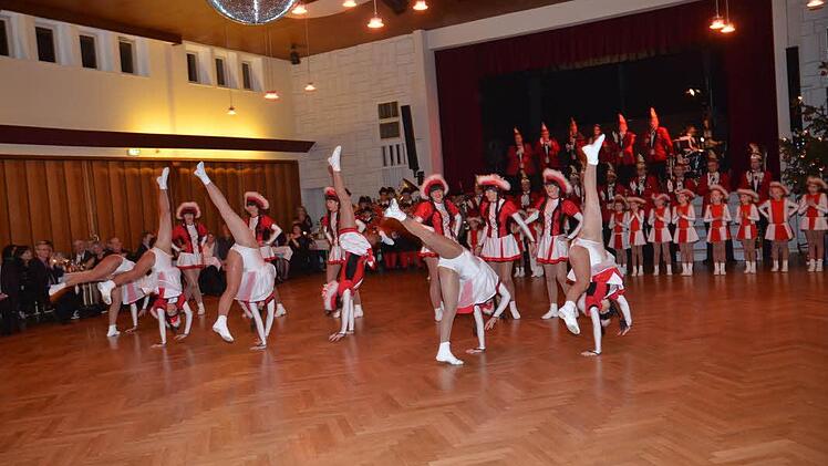Mit großartigen Formationen begeisterte die große Tanzgarde der Kroniche Fousanoacht beim Dreikönigsball. Foto: Karl-Heinz Hofmann