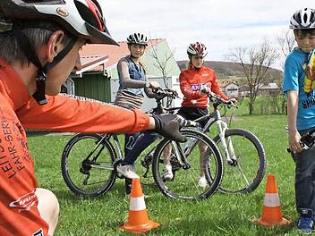 Bei der Kurvenfahrt muss das innere Pedal immer oben sein. Das ist eine der Lektionen, die Andreas Schubert (links) auf dem Foto Tom Leifels (von rechts), Diana Schlereth und Lisa Düring beibringt. Neben einem bestehenden Übungsparcour für das Techniktraining erhofft sich Schubert für Geroda auch eine längere Trainingsstrecke, um mit den rund 25 Nachwuchsfahrern gezielt an der Kondition zu arbeiten. Fotos: Ralf Ruppert