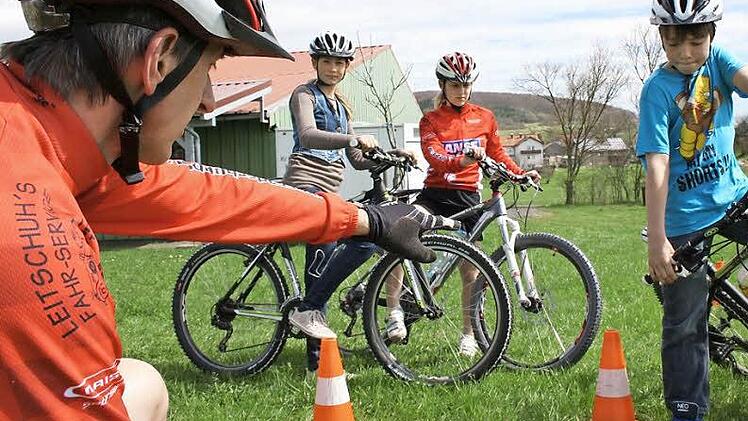 Bei der Kurvenfahrt muss das innere Pedal immer oben sein. Das ist eine der Lektionen, die Andreas Schubert (links) auf dem Foto Tom Leifels (von rechts), Diana Schlereth und Lisa Düring beibringt. Neben einem bestehenden Übungsparcour für das Techniktraining erhofft sich Schubert für Geroda auch eine längere Trainingsstrecke, um mit den rund 25 Nachwuchsfahrern gezielt an der Kondition zu arbeiten. Fotos: Ralf Ruppert