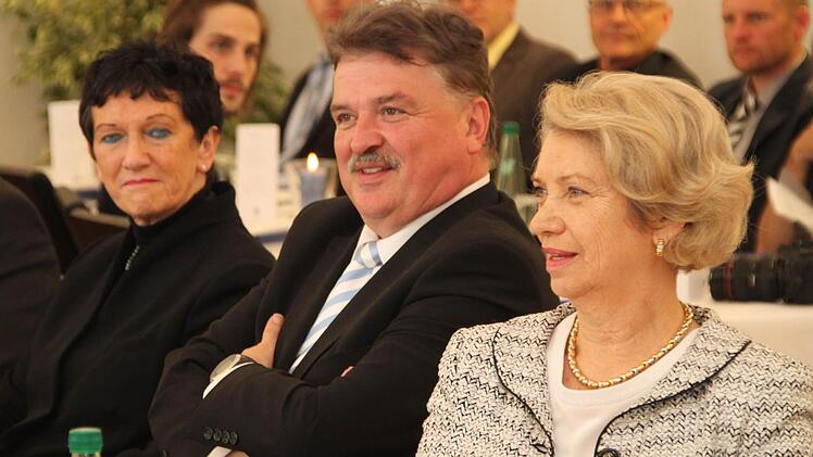 Blick in den Rathaussaal - von links: Inge Aures, Landrat Klaus Peter Söllner und Margit Ruckdeschel. Foto: Stephan Tiroch