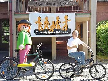 Mit diesem Foto von Jugendpfleger Robert Pechauf wollen die Rödentaler Jugendlichen bei der Bike-to-Work-Challenge ein E-Bike für ihr Jugendhaus Domäne gewinnen und suchen möglichst viele Unterstützer für die Facebook-Aktion. Foto: Jugendhaus Domäne