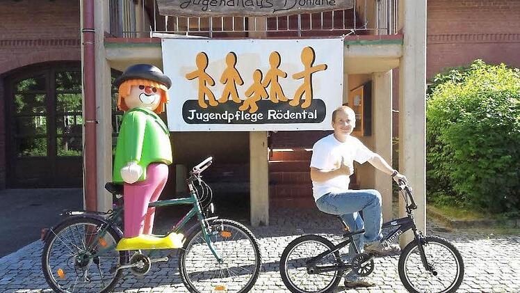 Mit diesem Foto von Jugendpfleger Robert Pechauf wollen die Rödentaler Jugendlichen bei der Bike-to-Work-Challenge ein E-Bike für ihr Jugendhaus Domäne gewinnen und suchen möglichst viele Unterstützer für die Facebook-Aktion. Foto: Jugendhaus Domäne