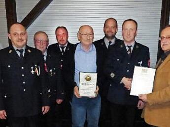 Für 25 Jahre Dienstzeit erhielt Matthias Müller (Dritter von rechts) das Staatliche Ehrenzeichen in Silber. Außerdem zeichnete die Feuerwehr Helmut Müller (Mitte) für 50-jährige Treue aus.  Foto: Klaus-Peter Wulf