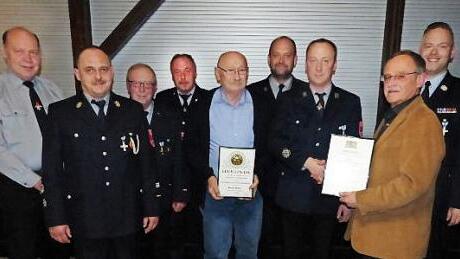 Für 25 Jahre Dienstzeit erhielt Matthias Müller (Dritter von rechts) das Staatliche Ehrenzeichen in Silber. Außerdem zeichnete die Feuerwehr Helmut Müller (Mitte) für 50-jährige Treue aus.  Foto: Klaus-Peter Wulf