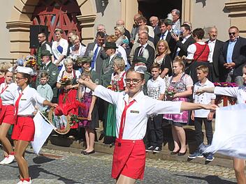 Die Zapfendorfer Mädchengarde und mehrere Musikkapellen waren beim Festzug dabei und gestalteten am Staffelsteiner Marktplatz eine kleine Showvorführung während der Abholung der Ehrengäste. Foto: Matthias Einwg