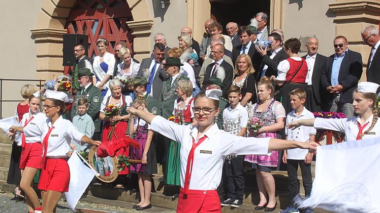 Die Zapfendorfer Mädchengarde und mehrere Musikkapellen waren beim Festzug dabei und gestalteten am Staffelsteiner Marktplatz eine kleine Showvorführung während der Abholung der Ehrengäste. Foto: Matthias Einwg