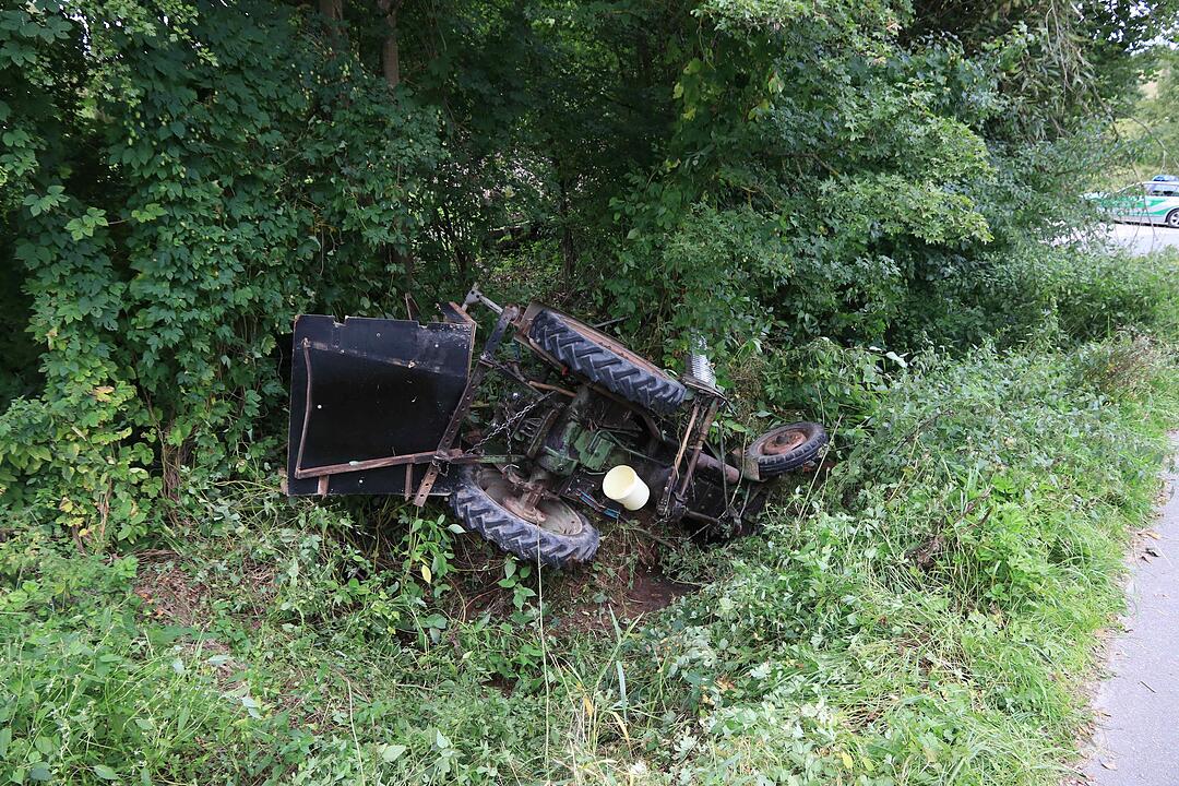 Schlüsselfeld: Traktor stürzt in Graben