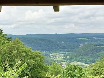 Blick vom Aussichtsturm Hohes Kreuz bei Muggendorf in das Wiesenttal.  Foto: Martin Rehm
