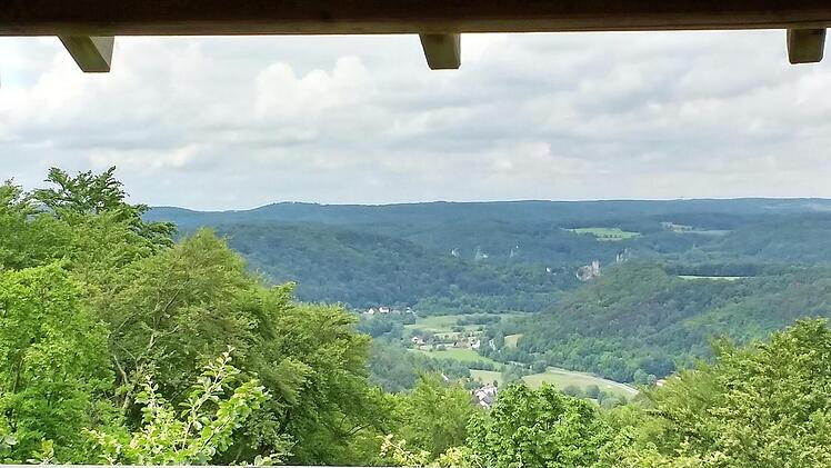 Blick vom Aussichtsturm Hohes Kreuz bei Muggendorf in das Wiesenttal.  Foto: Martin Rehm