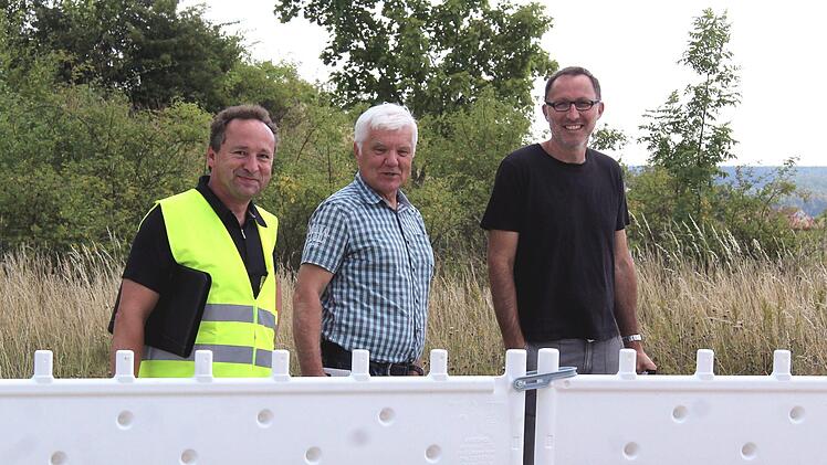 Peter Huber, Gerhard Merkel und Oliver Jäger (v. l.) sind mit dem Baufortschritt zufrieden.  Foto: Richard Sänger