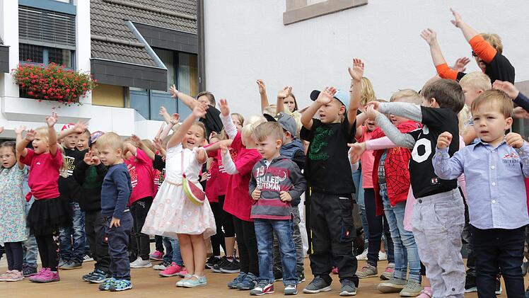 Mit einem  Lied eröffneten die Kleinen des Kindergartens die Aufführungen auf der Bühne.  Foto: Klaus Klaschka
