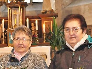 Inge Raithel (links) wurde verabschiedet und die neue Sekretärin im Pfarramt, Rita Wolfschmitt, vorgestellt.  Foto: Simon Albrecht