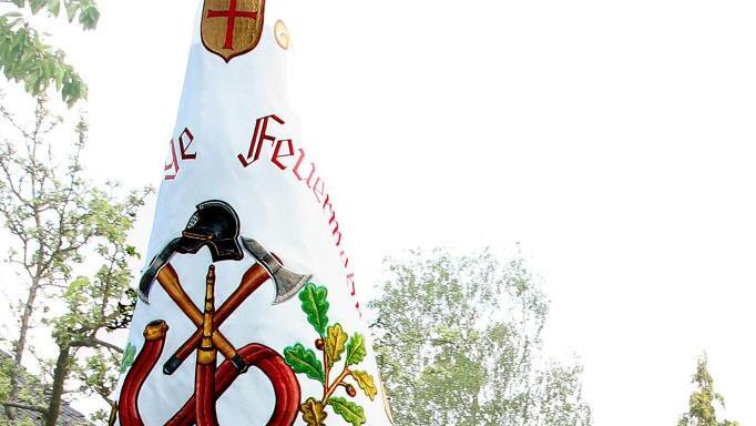 Die Machtilshausener Wehr marschierte mit ihrer prächtigen Fahne im Umzug  mit. Foto: Dieter Britz