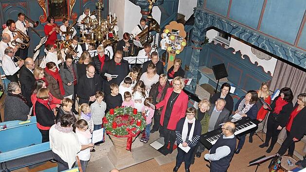 S&auml;nger und Musiker vereint: Sie alle wirkten beim Adventskonzerts in der Hafenpreppacher Kirche mit.  Foto: Roland Holzheid
