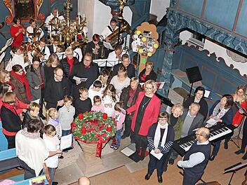 Sänger und Musiker vereint: Sie alle wirkten beim Adventskonzerts in der Hafenpreppacher Kirche mit.  Foto: Roland Holzheid