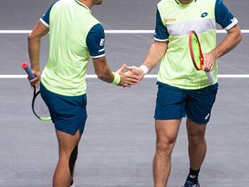 Im Halbfinale war für Andreas Mies und Kevin Krawietz (rechts) in Wien Schluss. Die French-Open-Sieger verloren nach gewonnenem ersten Satz denkbar knapp. Foto: Jonas Güttler, dpa