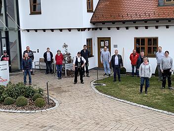 Ehrungen bei der Wolf-Haus GmbH (von links): Rainer Ganzenmüller, Jürgen Pfeuffer, Udo Wehner, Dominik Metz, Erika Rengeling, Bernd Steinbach, Roman Mackey, Steffen Wehner, Bernhard Wolf, Kurt Katzenberger, Roland Voll, Hiltrud Friedrich, Gerd Metz und Tobias Voll.