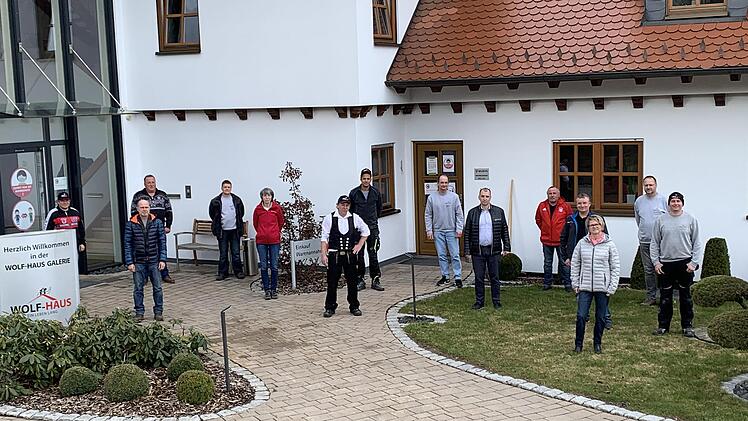 Ehrungen bei der Wolf-Haus GmbH (von links): Rainer Ganzenmüller, Jürgen Pfeuffer, Udo Wehner, Dominik Metz, Erika Rengeling, Bernd Steinbach, Roman Mackey, Steffen Wehner, Bernhard Wolf, Kurt Katzenberger, Roland Voll, Hiltrud Friedrich, Gerd Metz und Tobias Voll.