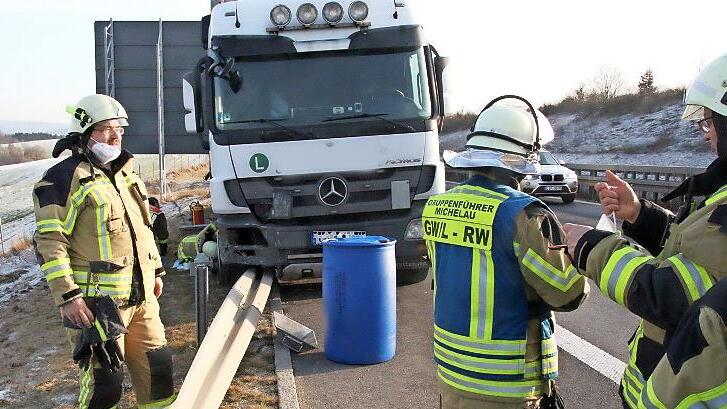 Rund 150 Meter Leitplanke der A73 hatte der Lkw platt gedrückt, der Tank der Zugmaschine wurde dabei aufgerissen. Die Feuerwehren aus dem Landkreis Lichtenfels banden den ausgelaufenen Diesel und verhinderten Schlimmeres.